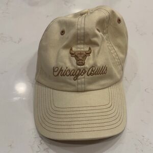 Chicago Bulls ’47 Brand Khaki Strapback Women’s Hat Embroidered Logo
